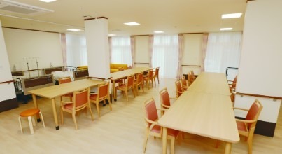 有料老人ホームフェリーチェ（介護職/ヘルパーの求人）の写真2枚目：広く、開放的なスペースでご利用者様同士のふれあいの場をサポートします