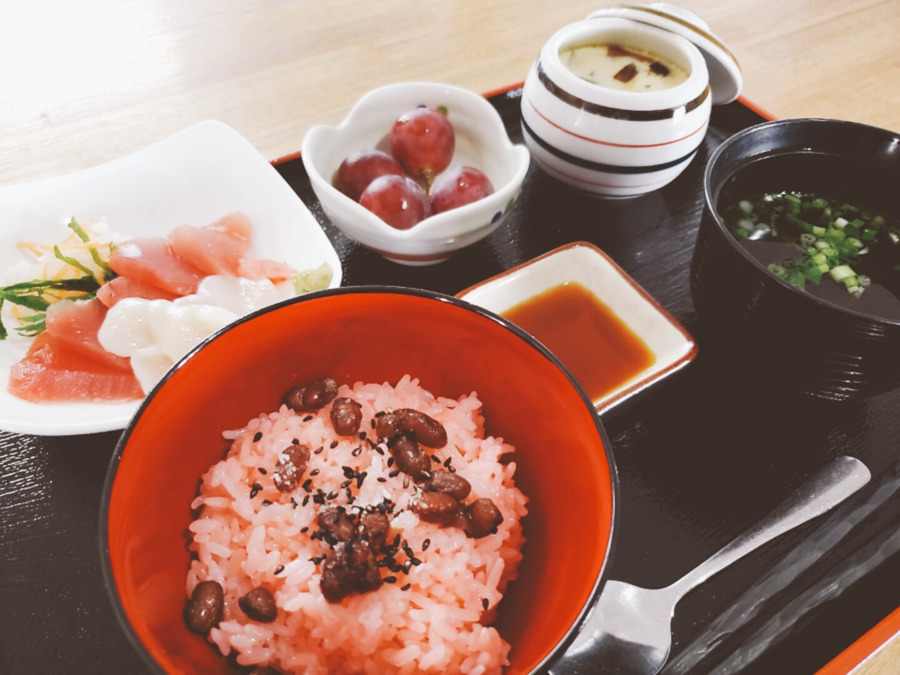 住宅型有料老人ホーム もうひとつの家族(調理師/調理スタッフの求人)の写真:赤飯とお刺身です。