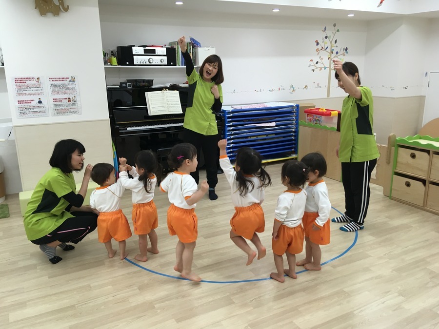 同心なないろ保育園の写真7枚目：リトミックの様子です。