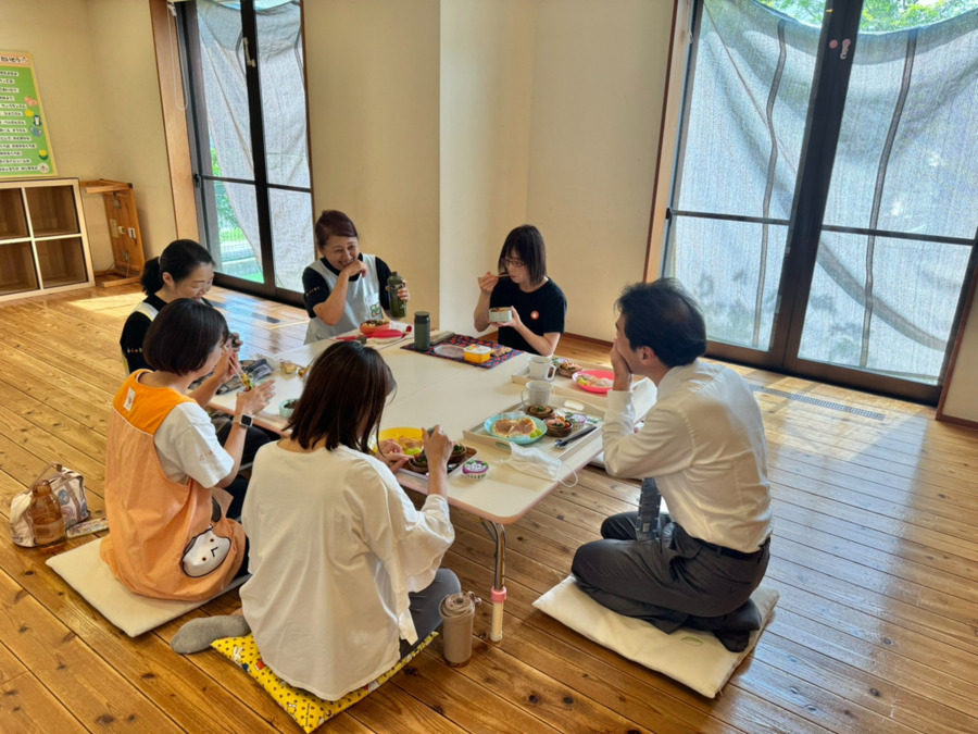 多機能型事業所ふぉるて（保育士の求人）の写真6枚目：ランチは皆で机を囲うのが定番♪