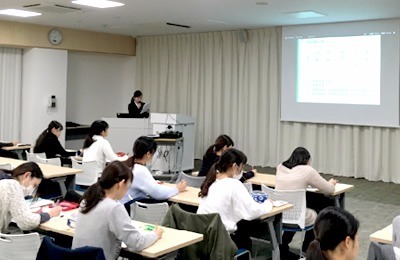 ファーマシィ薬局江北の写真3枚目：社内講師が、病態や薬物治療、保険・調剤報酬などの各種勉強会も実施しています