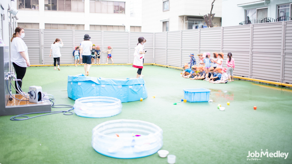 ほっぺるランド牛込（保育士の求人）の写真8枚目：テラスには屋外遊戯スペースがあります