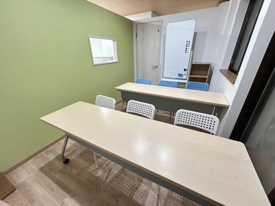児童発達支援・放課後等デイサービス　かぎしっぽ【2025年10月01日オープン】（児童指導員/指導員の求人）の写真10枚目：かぎしっぽ　学習室