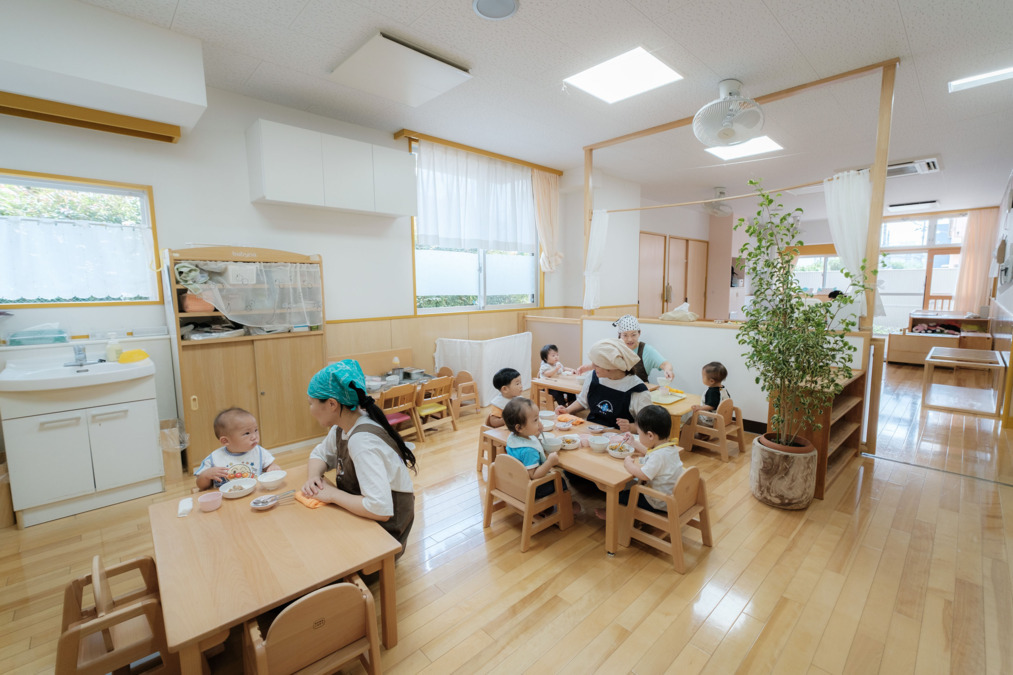 高松保育園（保育士の求人）の写真6枚目：ゆったりとした乳児保育室