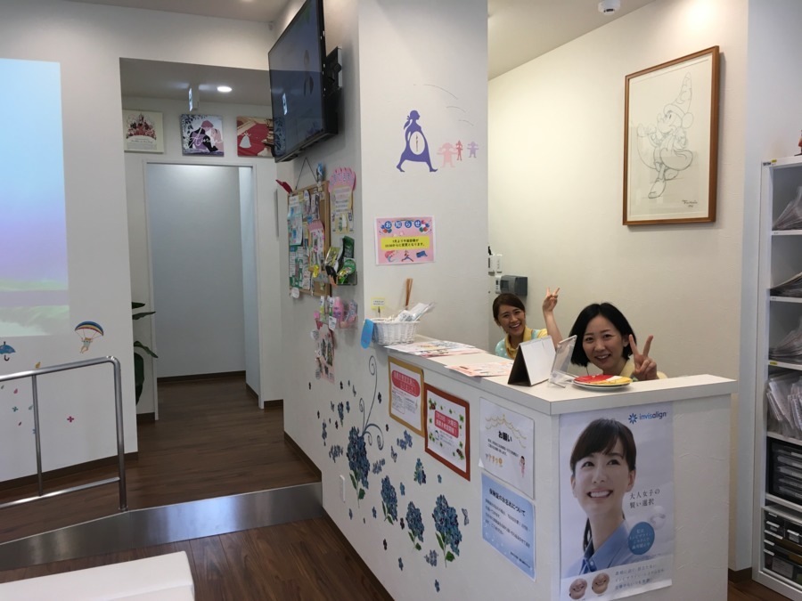 医療法人茜会　みかげ小児歯科・矯正歯科クリニック（管理栄養士/栄養士の求人）の写真2枚目：受付は医院の顔！笑顔で緊張している子供達を迎えます♩