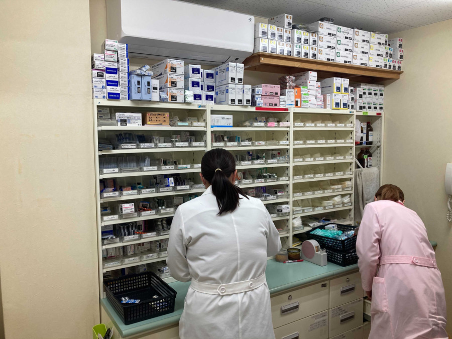 あいち薬局篠目の写真2枚目：調剤室内でのお仕事風景です。