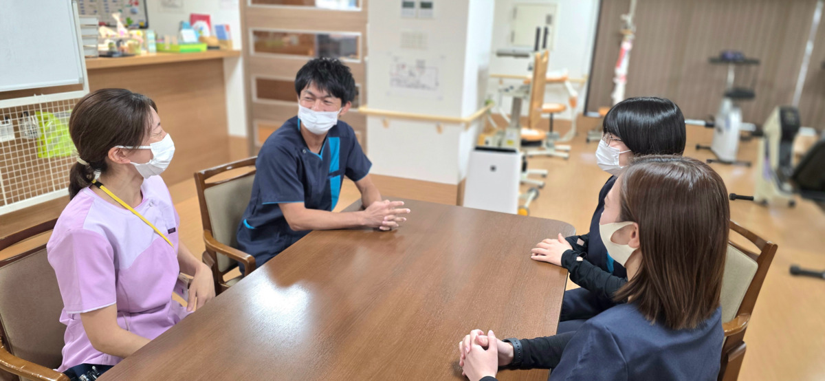 東海記念病院通所リハビリテーション(介護職/ヘルパーの求人)の写真5枚目:スタッフ間での情報共有やコミュニケーションは豊富です!