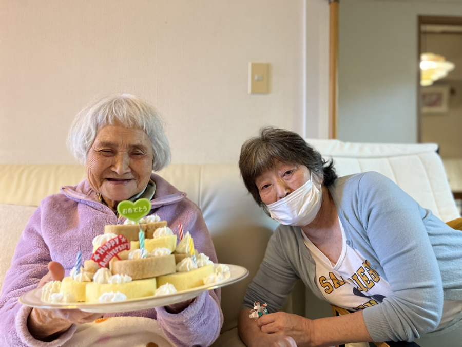 看護小規模多機能居宅介護ぐるんとびーホームの写真2枚目：事業所で誕生日のサプライズ！
満面の笑みにほっこり！