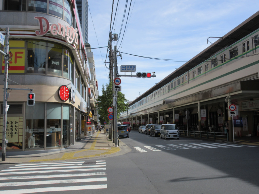 トレジャーキッズあやせ保育園（保育士の求人）の写真3枚目：綾瀬駅周辺はカフェや飲食店も多く賑やかな雰囲気です♪駅前でお買い物ができます＾＾