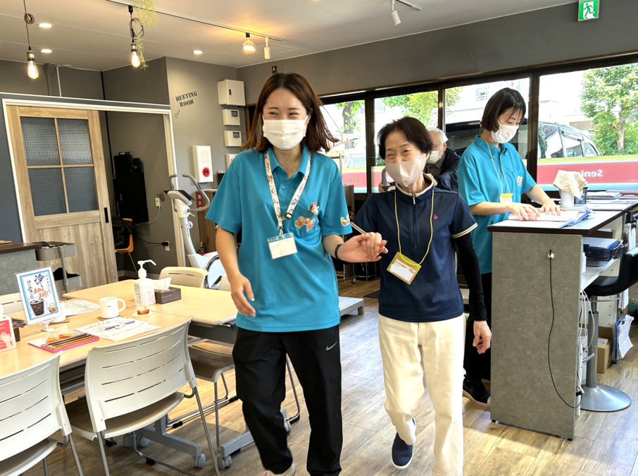 リハてらす宿河原（柔道整復師の求人）の写真4枚目：歩行訓練中も冗談が絶えず、思わず笑ってしまいます