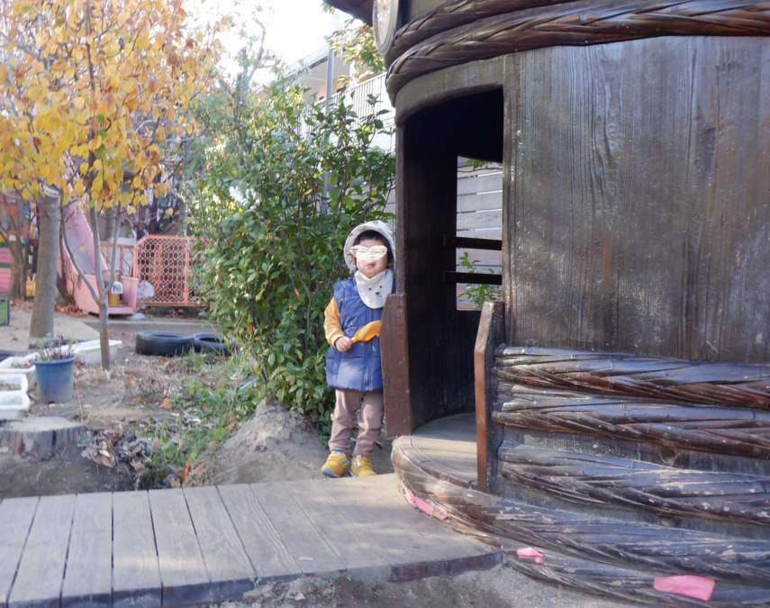 幼保連携型認定こども園 ニコニコ桜保育園（保育士の求人）の写真18枚目：酒樽の遊具のそばで