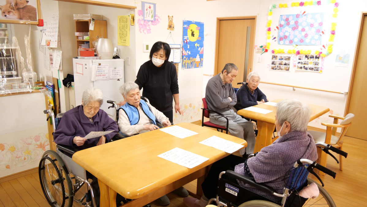 グループホーム飯野の里（介護職/ヘルパーの求人）の写真3枚目：利用者様の自立を促すためのレクや体操を一緒に考えませんか？