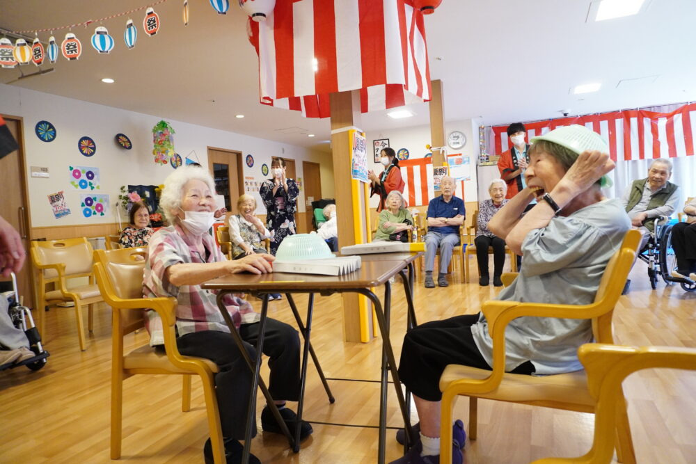 住宅型有料老人ホーム　リラクシングライフ（介護職/ヘルパーの求人）の写真6枚目：たたいて、かぶって、じゃんけんポン！！