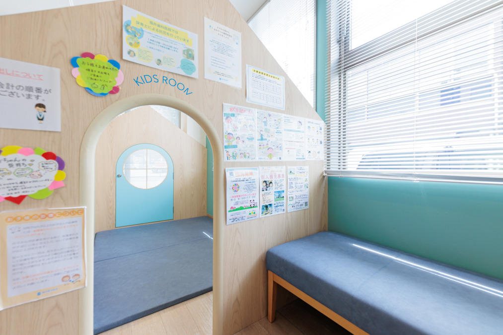医療法人　心優会　福井歯科医院（歯科衛生士の求人）の写真12枚目：保護者の方もお子様も安心。木の温もりあふれる専用キッズルームを完備しています。