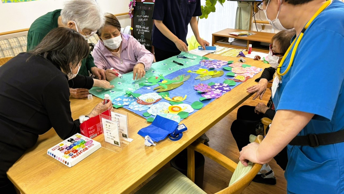 看護小規模多機能リベル　元橋本の写真8枚目：毎月恒例壁画づくり★どんどんパワーアップしてます！！
