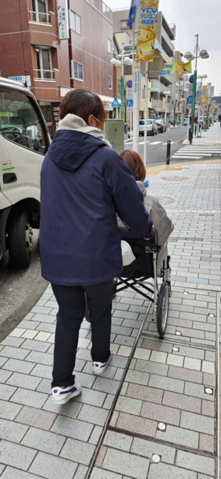 紅雀の和音　訪問介護/障害福祉/移動支援の写真12枚目：【身体介護研修】実際に街中で車いすを押して外出、買い物同行の実技研修をしました。