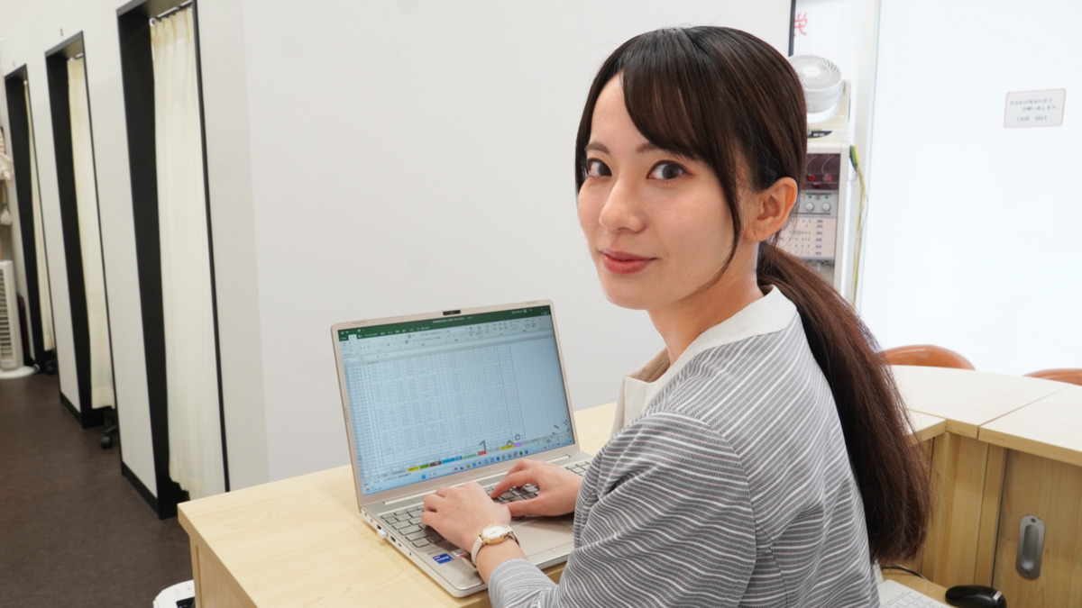 新橋汐留整骨院・鍼灸マッサージ院(医療事務/受付の求人)の写真8枚目:カルテ入力や簡単な事務対応は入社して教えてもらえます