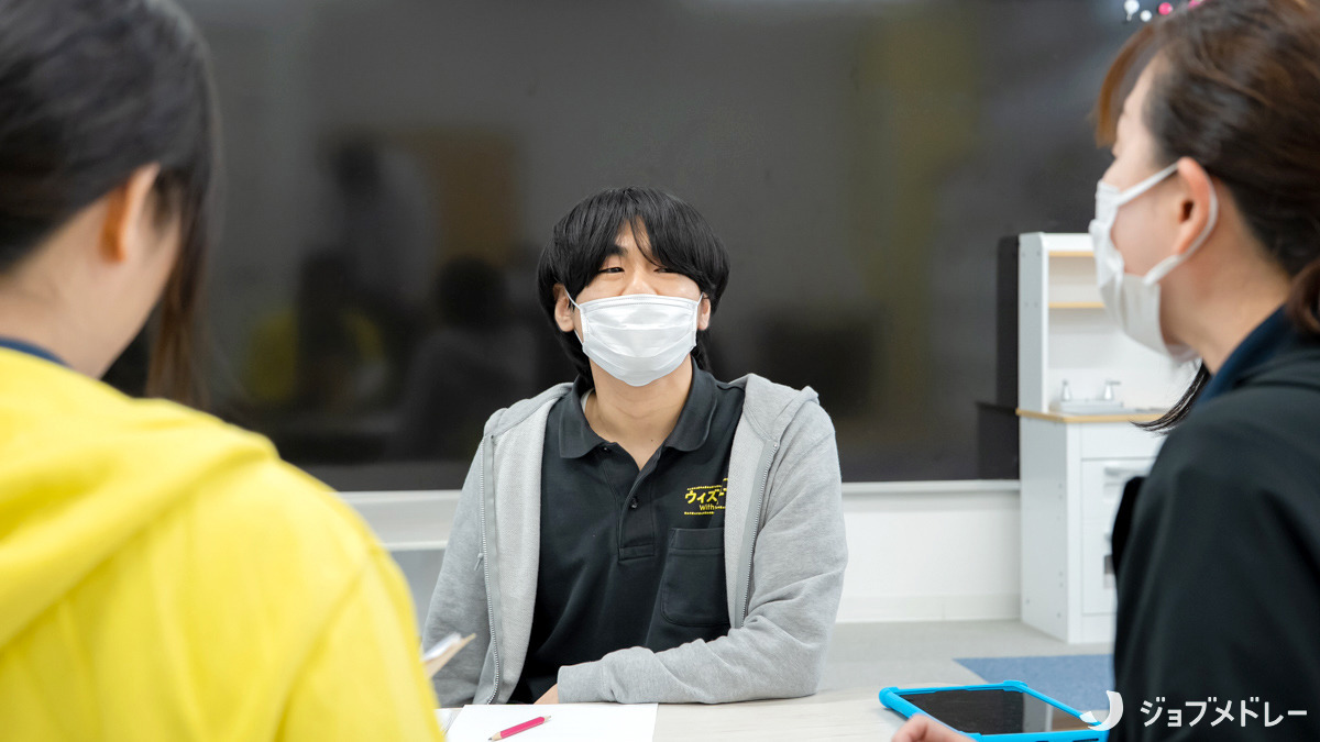 放課後等デイサービス ウィズ・ユー黒川（保育士の求人）の写真19枚目：スタッフ同士で力を合わせて支援に取り組んでいます