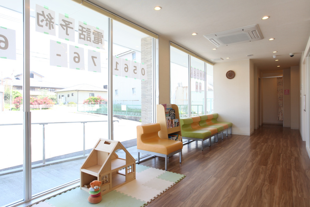 日進市役所前つばさ歯科・矯正歯科の写真4枚目：中待合いです。ママさんにご安心いただけますようキッズスペースを配置。