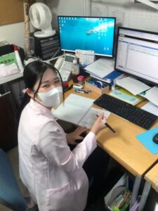医療法人社団敬正会　あんクリニック訪問診療（医療事務/受付の求人）の写真5枚目：医事部の若手ホープ!★医事部は20代～50代まで幅広い年代が活躍しています。
