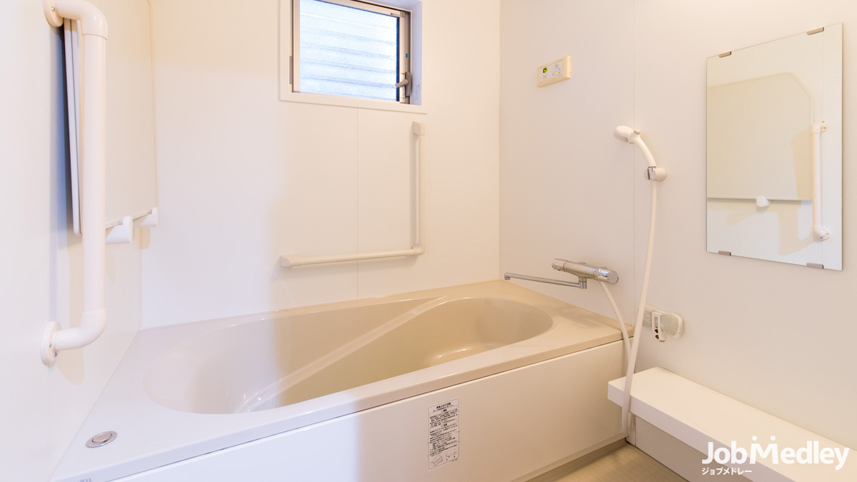 グループホーム堺あけぼのの写真4枚目:楽しくお話をしながら、入浴時間をサポートしています◎