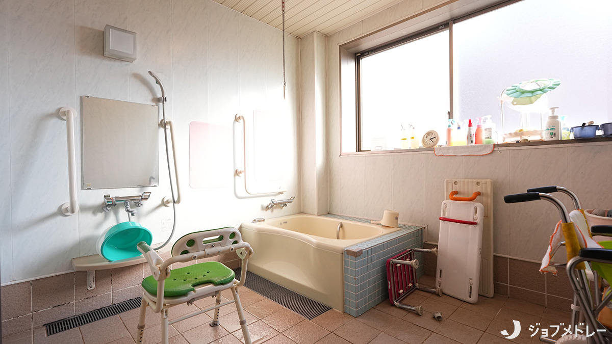 社会福祉法人翠生会　和光ホーム（介護職/ヘルパーの求人）の写真9枚目：お身体の状態にあった浴槽で、ゆっくり入浴していただいています