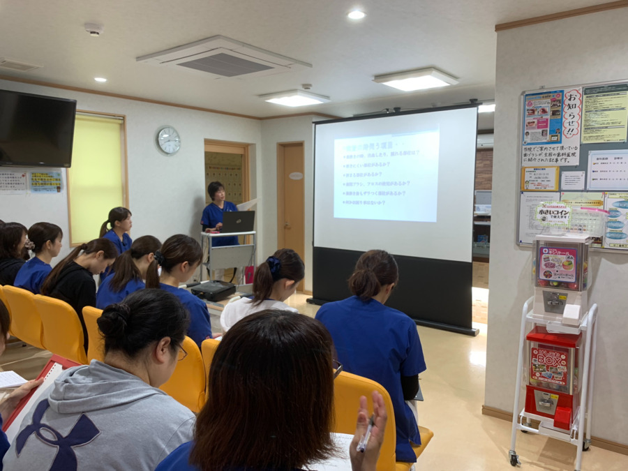 せこ歯科クリニック（歯科衛生士の求人）の写真4枚目：定期的な院内勉強会を開催して全員の技術力の向上に努めています。