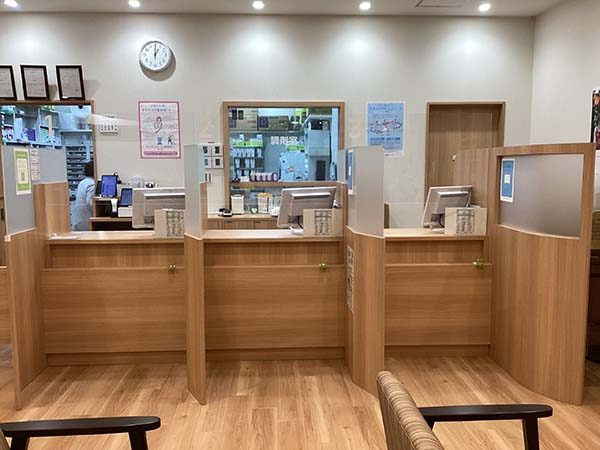 株式会社アイセイ薬局 アイセイハート薬局　Luz湘南辻堂店（薬剤師の求人）の写真2枚目：アイセイハート薬局　Luz湘南辻堂店の内観
