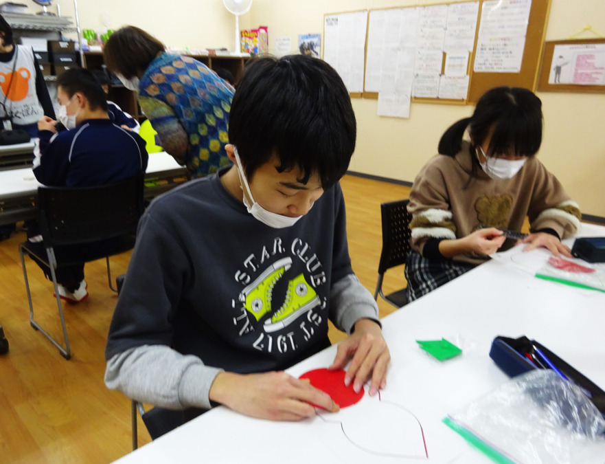KTC放課後等デイサービス　はぐぽんclass おぎた町（児童指導員/指導員の求人）の写真5枚目：活動の様子です！みんな黙々と落ち着いた雰囲気で取り組んでいます。