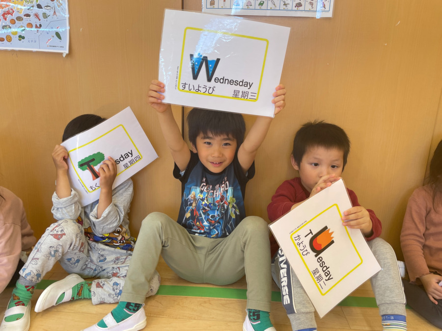 上尾東町はばたき保育園【2025年04月オープン】の写真6枚目：英語のレッスンの様子です