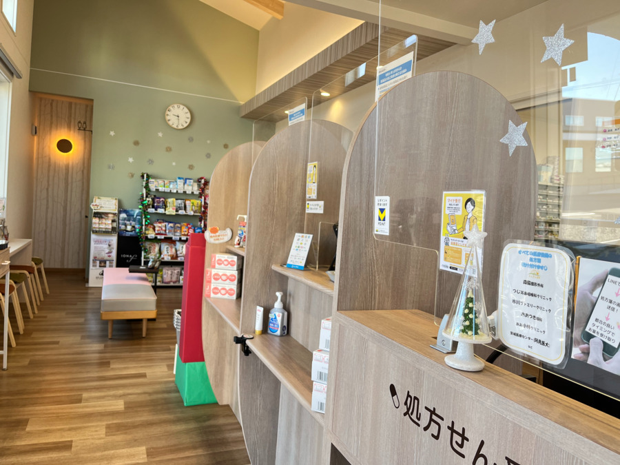 さんさん薬局　荒川本郷店（薬剤師の求人）の写真4枚目：陽の光が差し込む明るい待合室です