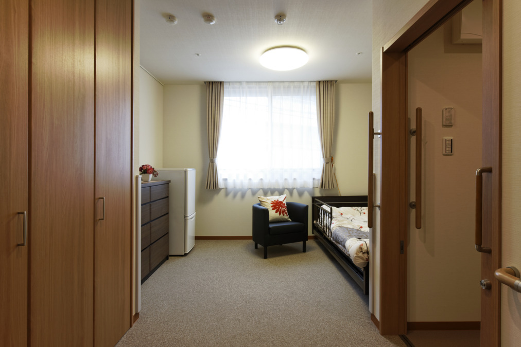 ミモザ白寿庵足立江北サービス付き高齢者向け住宅の写真3枚目：居室です。私達はご利用者・職員の笑顔が絶えない施設を目指しております☆