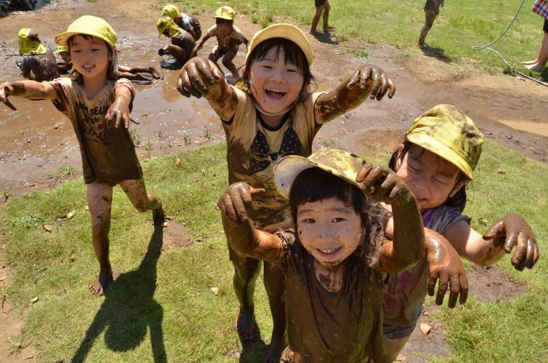 さしま保育園（保育士の求人）の写真7枚目：泥んこ遊びに夢中です！