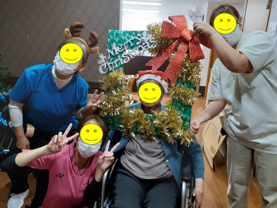 ラ・ソーラ　みのお牧落駅前（介護事務の求人）の写真5枚目：みんなで一緒にはいポーズ！
