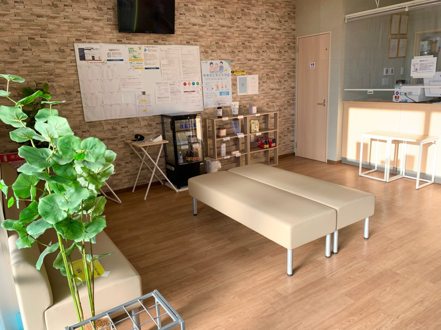 プラス薬局　町田店（薬剤師の求人）の写真2枚目：プラス薬局　町田店（待合室）