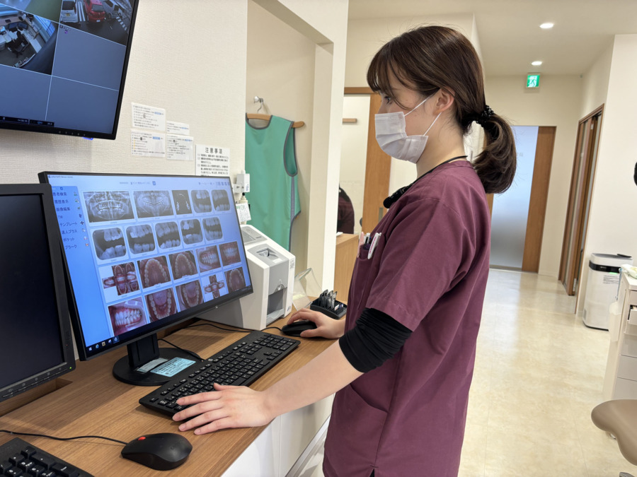 しまぞえ歯科（診療放射線技師の求人）の写真4枚目：PCでデータの編集・管理・資料作成を行います
