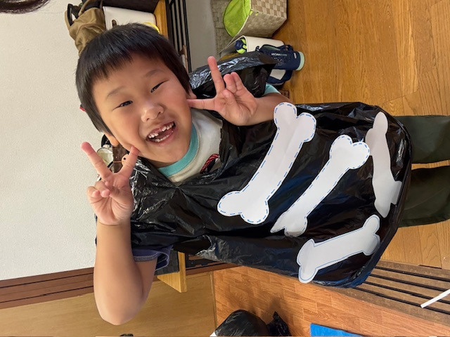 放課後等デイサービス ウィズ神戸あらた(児童指導員/指導員の求人)の写真3枚目:ハロウィンの仮装でポーズ♪ママにも見てもらおうね(^_-)-☆