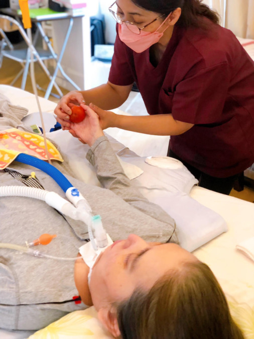 訪問介護事業所Kitto・care きっと・けあの写真4枚目:利用者さんにすももを味わってもらおう