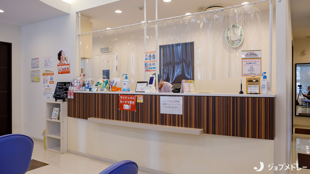 なかのべ歯科医院(歯科医師の求人)の写真3枚目:患者様のご案内を行う受付です