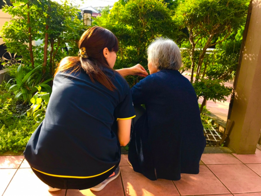 グループホームみんなの家・横浜三ツ沢公園【2022年04月01日オープン】(介護職/ヘルパーの求人)の写真:利用者様との大切なひと時を