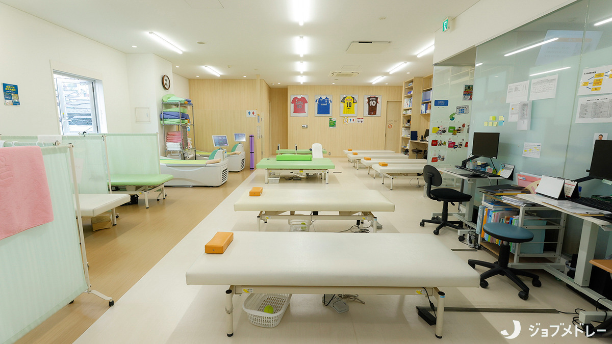 SOL整形外科鷺沼スポーツクリニック（医療事務/受付の求人）の写真6枚目：広々としたリハビリ室です