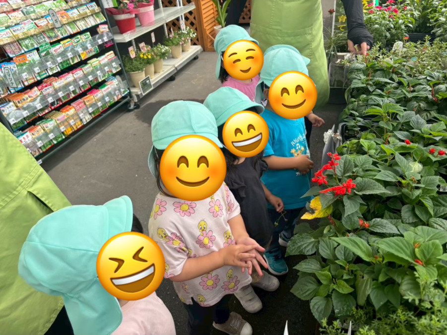 学びメイク辻町保育室（保育士の求人）の写真3枚目：みんなで育てるお花の種を買いに行きました。