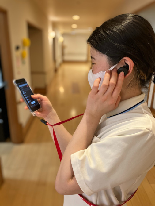 特別養護老人ホーム　洛和ヴィラ南麻布（看護師/准看護師の求人）の写真12枚目：ICT導入♪全職員がインカムを使用して即時連絡可能！！