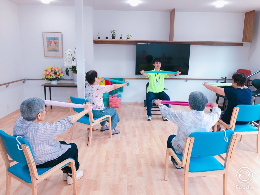 フィットネス型デイサービスりぼんくらぶ　ST三矢小台店の写真3枚目：集団体操で楽しみながら自分自身も鍛えられます！
