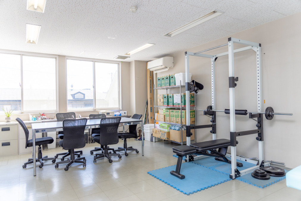 原田リハビリ整形外科（看護師/准看護師の求人）の写真9枚目：休憩室にも器具が置いてあるのでちょこっとフィットネスも可能？！