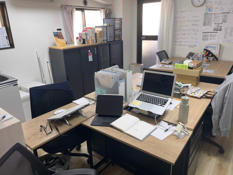 haru style 世田谷（看護師/准看護師の求人）の写真2枚目：広めの机とキャスターを準備しています