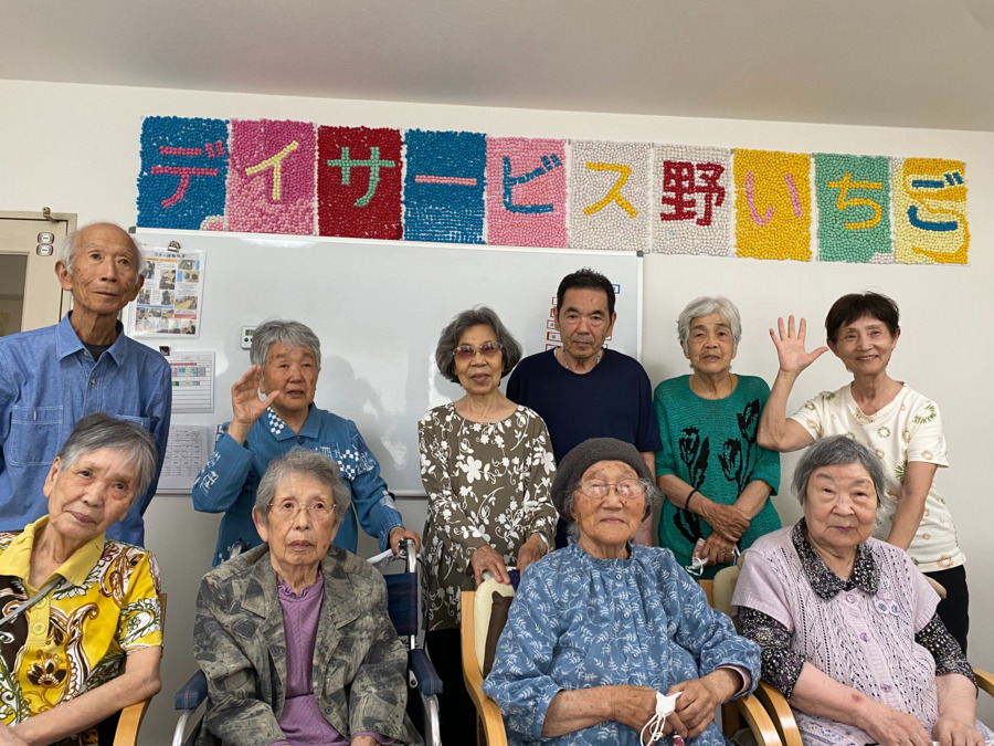 デイサービス　野いちご（介護職/ヘルパーの求人）の写真10枚目：ご利用者の皆様が協力して作り上げた貼り絵を背景に記念撮影しました。