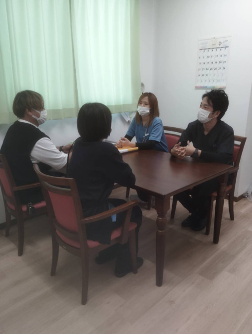 ラ・メゾン摂津ブランシェ（理学療法士の求人）の写真3枚目：副社長、看護管理者、看護スタッフのミーティングの様子です。
