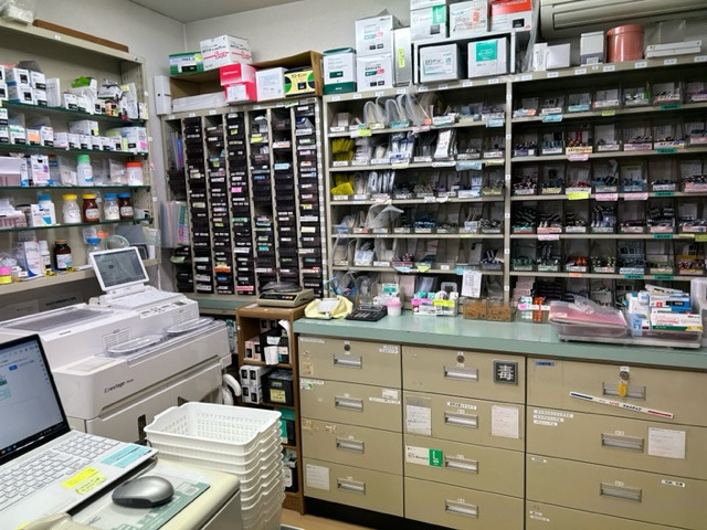 すずらん薬局若竹店（薬剤師の求人）の写真5枚目：限られたスペースではありますが、使いやすく整理整頓しています。