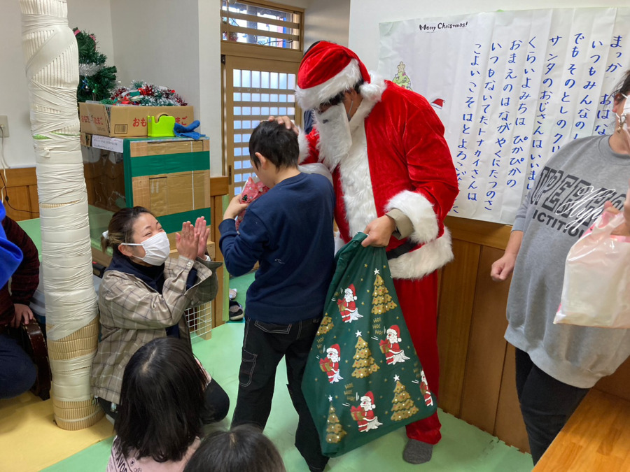 放課後なかよしサークル（児童指導員/指導員の求人）の写真15枚目：サンタさんには何のプレゼントをもらったのかな？